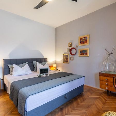 Apartment Lota With Heated Pool On Top Location Supetar Exteriér fotografie