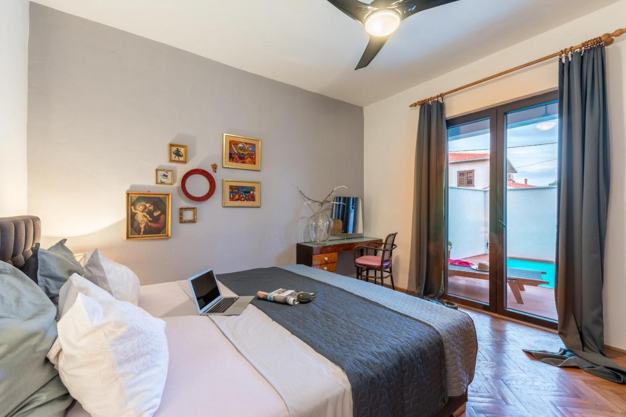 Apartment Lota With Heated Pool On Top Location Supetar Exteriér fotografie