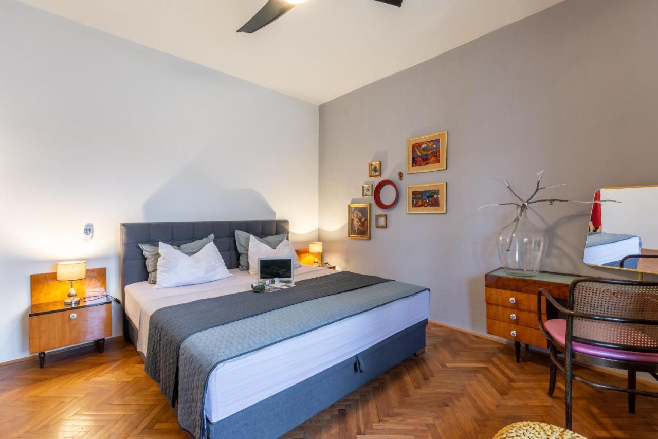 Apartment Lota With Heated Pool On Top Location Supetar Exteriér fotografie