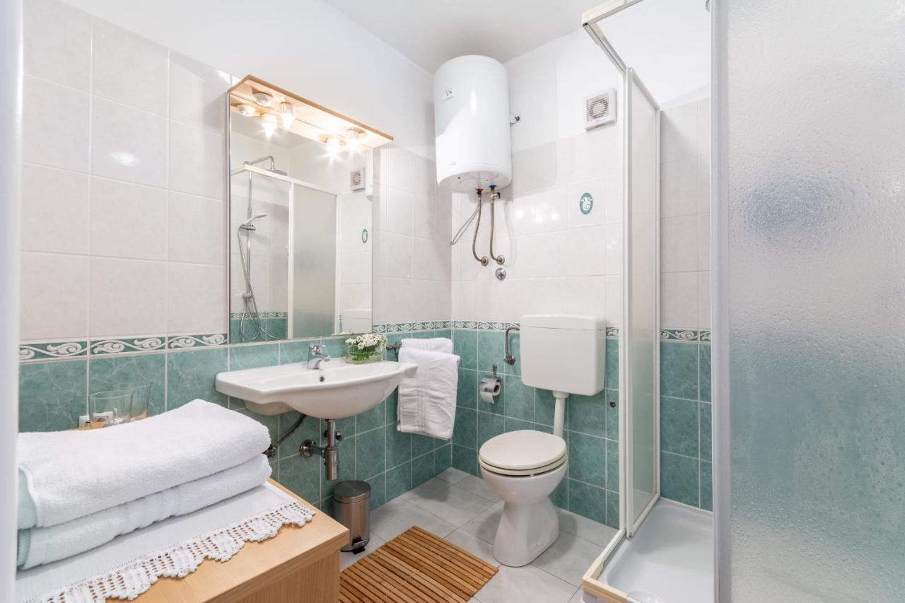 Apartment Lota With Heated Pool On Top Location Supetar Exteriér fotografie