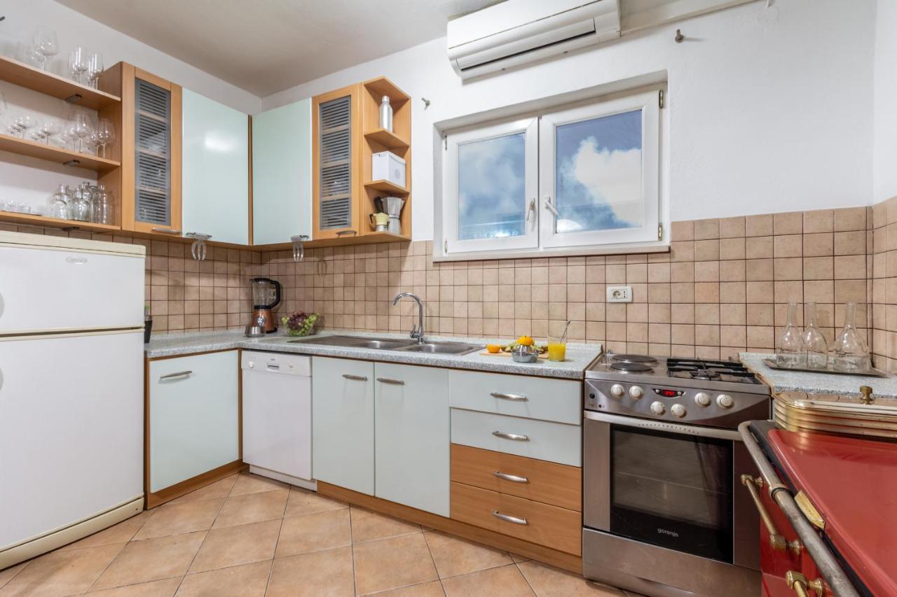 Apartment Lota With Heated Pool On Top Location Supetar Exteriér fotografie
